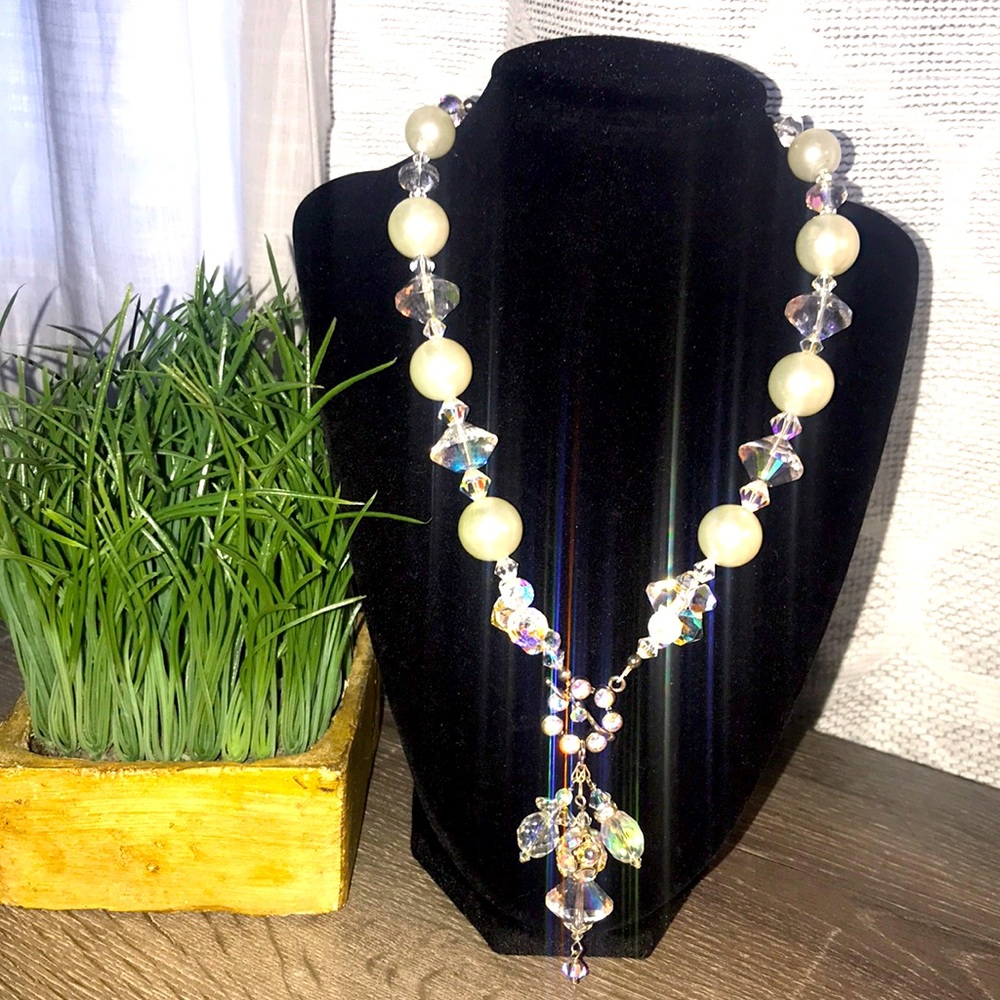 BEAUTIFUL STATEMENT NECKLACE .